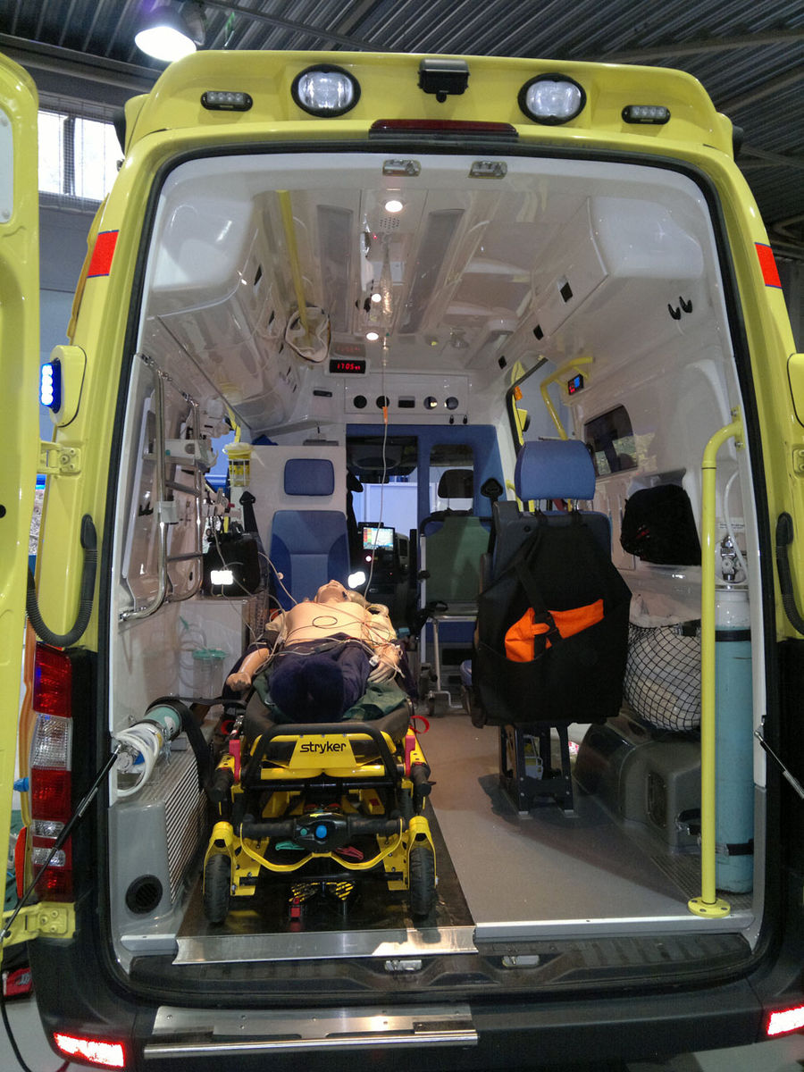 Kiirabi sisevaade tagant
