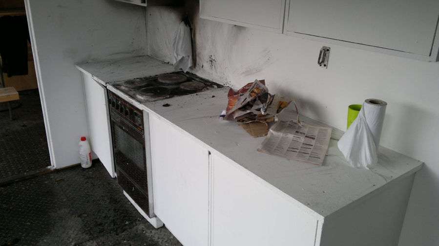 Köögi põlengu sisevaade.
Pilt siis tulekahju arengu demonstratsioonhaagise ukselt, et oleks ettekujutus köögist, kus hiljem tulekahju arengut demonstreeritakse. Põleng salvestatud videole.
