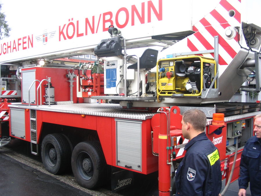 Saksamaa, Köln-Bonni lennuvälja päästetõstuk (K-CU 1417)
MB 3544 8x4 Bronto Skylift S52 HDT
03.09.2006
Neunkirchen-Seelscheid, Saksamaa
