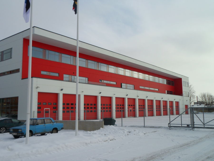 Narva päästekomando garaazid
Kaadrist välja jääb veel üks hoone 5-6 garaaziuksega.
Vahtra 3
18.02.2013
