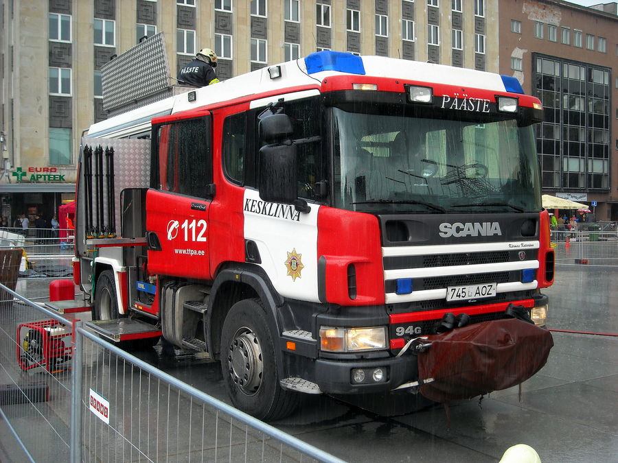 * endine Kesklinna 1-3 (745AOZ)
Scania P94 GB 4x2 NZ 220 TLF 2500/200 AT "Kärmas Katariina III" (2000) - 2500 L
30.06.2015
Vabaduse väljak, Tallinn
(ex Kesklinna->Paldiski->Kesklinna)
