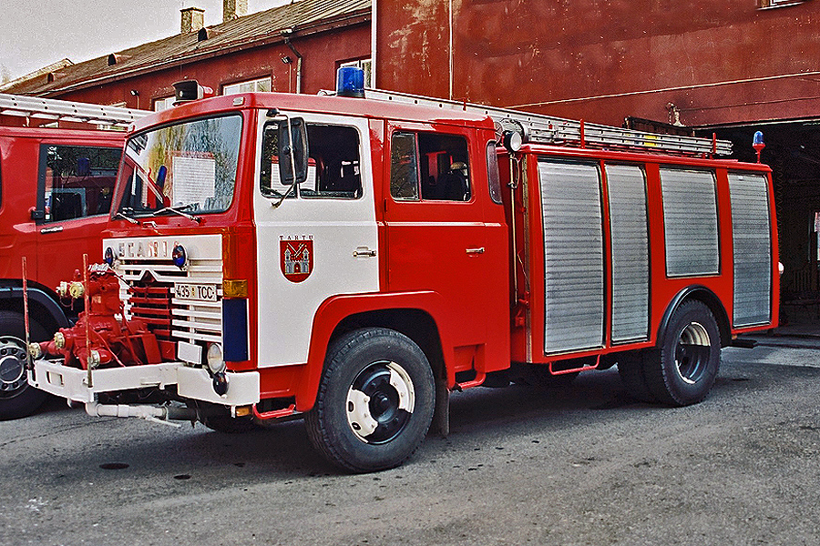 * Endine Tartu 1-x (435 TCC)
Former vehicule of Tartu Fire- Brigade. Scania LB81 with scandinavian origin.
Pictured in 2000 at Tartu.
Võtmesõnad: Scania, 141, Fire brigade, Tartu, Endine, Scandinavia