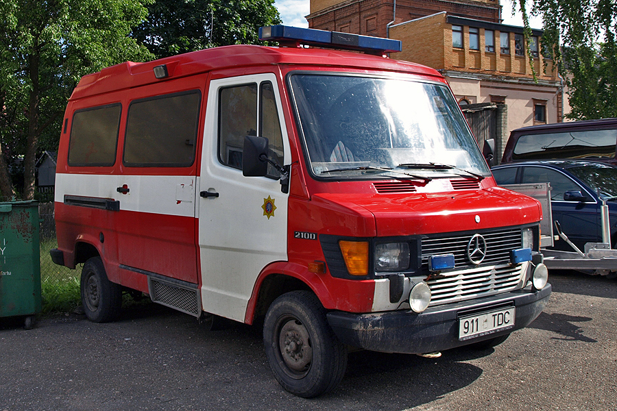* Endine Tartu 7-1 (911TDC)
Mercedes Benz 210D.
The vehicule started his work at Tartu as an Ambulance at the end of the 90th.
Later it was coloured in red and was used as stuff car.
It's out of duty today.
Võtmesõnad: Mercedes-Benz MB 210D Stuff-car Ambulance Tartu