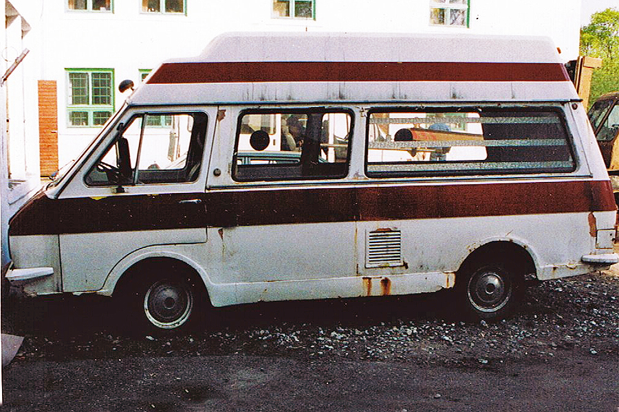 Endine Pärnu (unknown No.plate)
Former ambulance of Pärnu health- service.
Build on RAF Latvia with high roof.
Found and pictured in 1996 in a Pärnu yard
Võtmesõnad: RAF Latvia Ambulance Endine High-roof