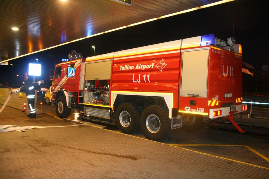 * endine Tallinna Lennujaam 1-1 (136AIR)
Scania P113 HK Rosenbauer FLF BUFF (1996)
WC Fire
(praegu Tartu lennujaam)
