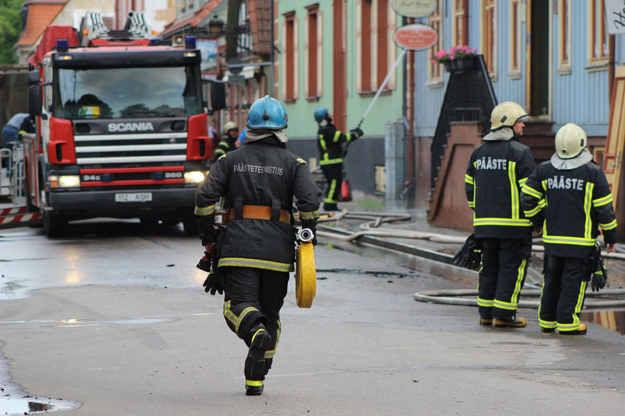 Pärnu päästja 
Pärnu Päästekomando päästja jookseb põleva maja poole, käes tööliin ja joatoru. Tulekahju Pärnus Kuninga 11 (Vana Villemi Pubi) 31.05.2013
