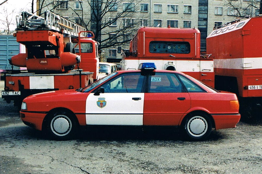* Endine Tartu (?) (xxx yyy?)
Command car of an estonian fire-brigade.
It's an Audi 80 with unsusal lightbar for a german origin.
So it might come from scandinavia?
Pictured about 1998 at Tartu
Võtmesõnad: Audi Audi80 Tartu Scandinavia Command-car