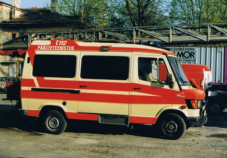 * Endine Tartu 7-1 (911TDC)
Old ambulance of Tartu fire- brigade.
Based on a Mercedes Benz 210D, built up probably by Profile.
The vehicule was still at work in 2008. In red and white colours, it was used as stuff- car.
Võtmesõnad: MB Mercedes-Benz 210D Tartu Ambulance Stuff-car Endine