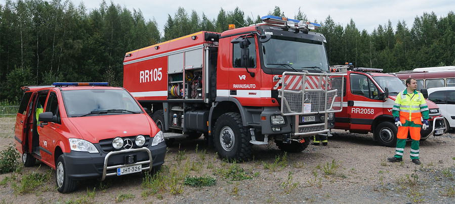 Soome, Railway Rescue 17, 105 ja 2058
RR17 juhtauto MB Vito (Helsinki) 
RR105 tehnika-päästeauto MB Actros 3340 Saurus 400hp (Helsinki) 
RR2058 Ohtlikud ained -auto Iveco 65C17 375 (Hyvinkää) 

Riigi raudteefirma (VR)

