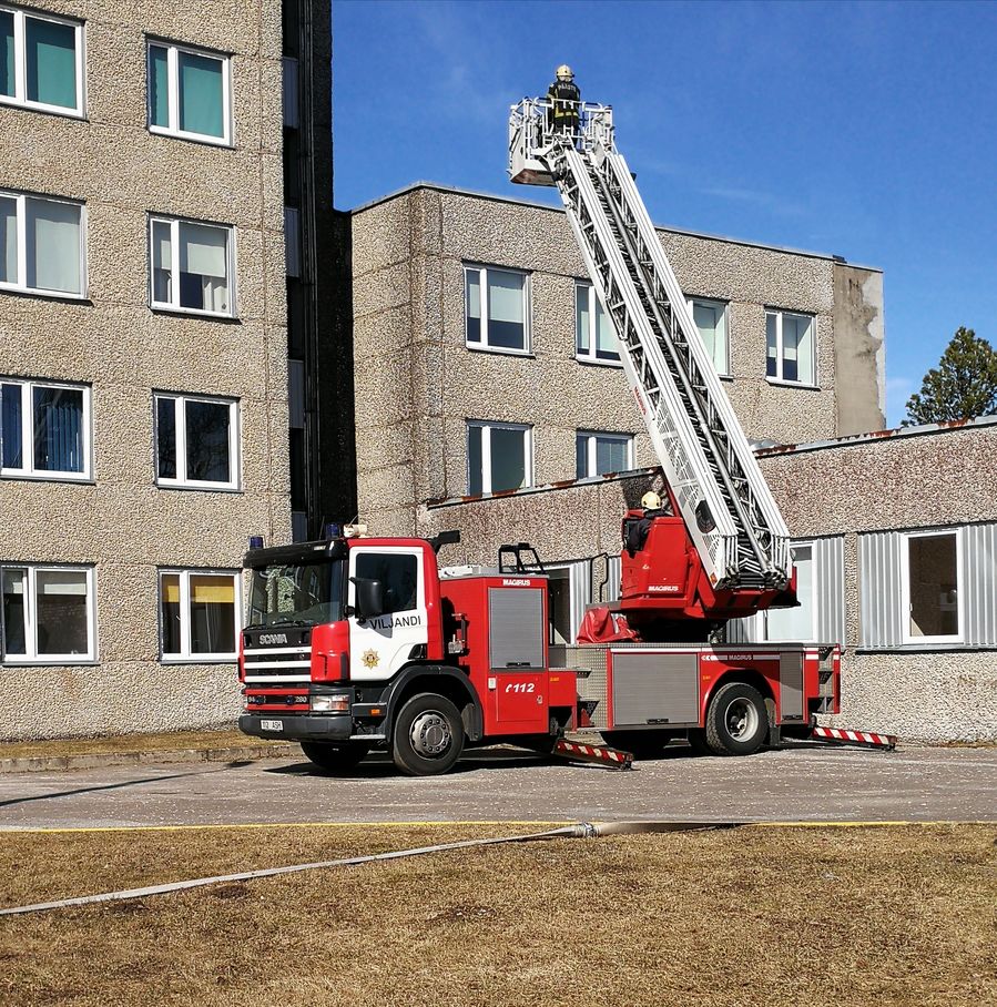* endine Viljandi 4-1 (112ASH)
Scania P94 GB 4x2 220 Magirus "Pikk Jakob" (2003)
12.04.2018
Viljandi Haigla tuletõrjeõppusel
(ex Kesklinna 4-1)
