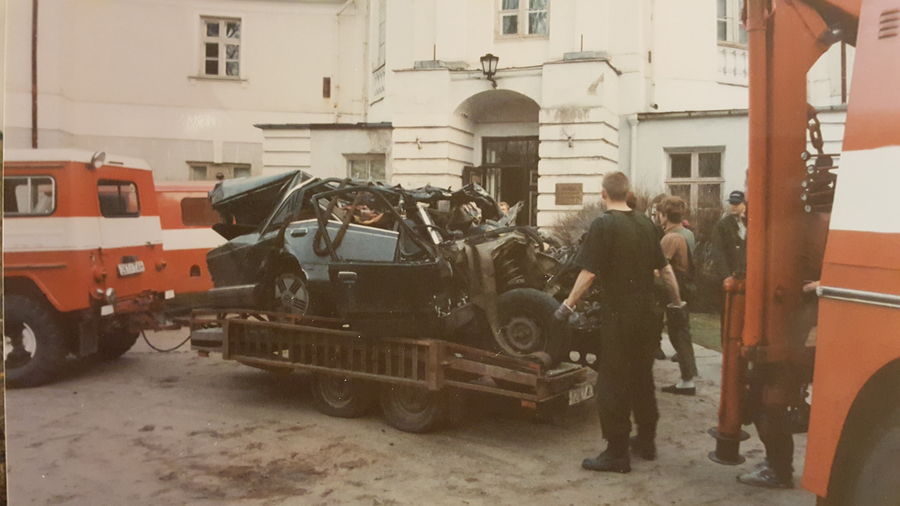 Maastur 261 TAH 
Avariiline Opel Rekord on hukkunu/hukkunute välja lõikamiseks toimetatud vana anatoomikumi ette. 90ndad
